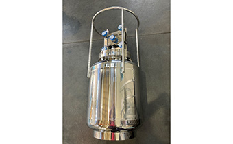 un バルブ付容器